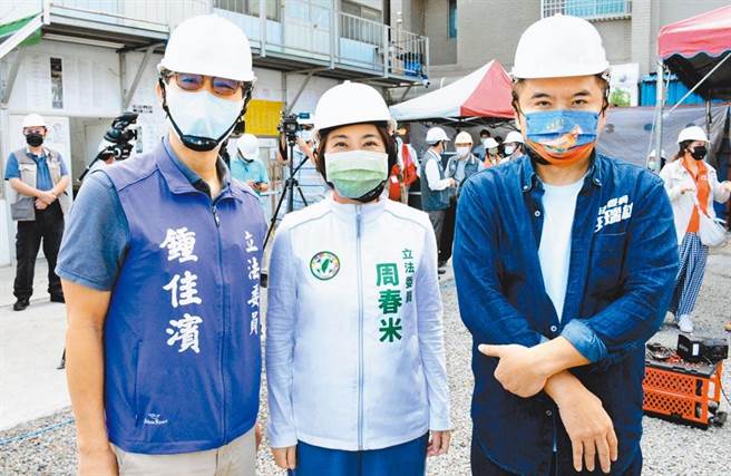 民进党立委锺佳滨（左至右）、周春米及庄瑞雄有意争取屏东县长党内提名，但初选阶段暗潮汹涌，县党部主委许展维喊话要大家自制。（林和生摄）