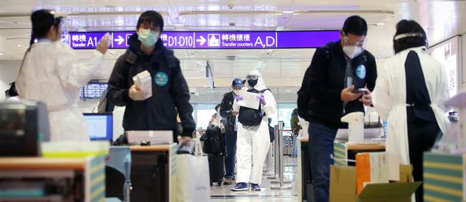 旅客採檢確認陰性反應後，排隊查驗入境檢疫資料。（范揚光攝）
