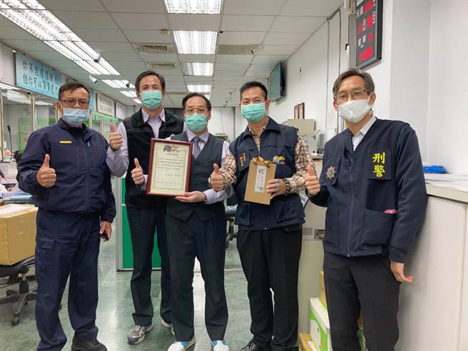 金湖分局长林炎巨感谢金融机构机警察觉、主动关怀提问并即时通报警方到场，联手成功拦阻诈骗。（警方提供）