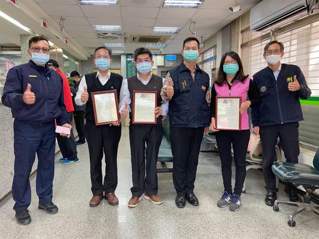 金湖分局长林炎巨感谢金融机构机警察觉、主动关怀提问并即时通报警方到场，联手成功拦阻诈骗。（警方提供）