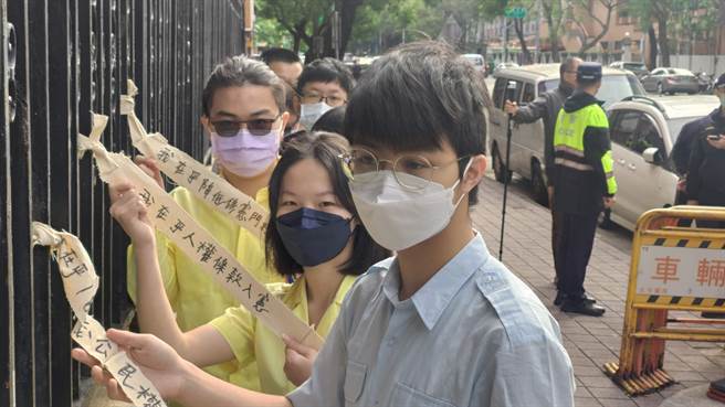 多个青年及青少年团体今天聚在立法院外面，要求朝野应针对「18岁选举与被选举权」要有具体的行动与策略。（林良齐摄）