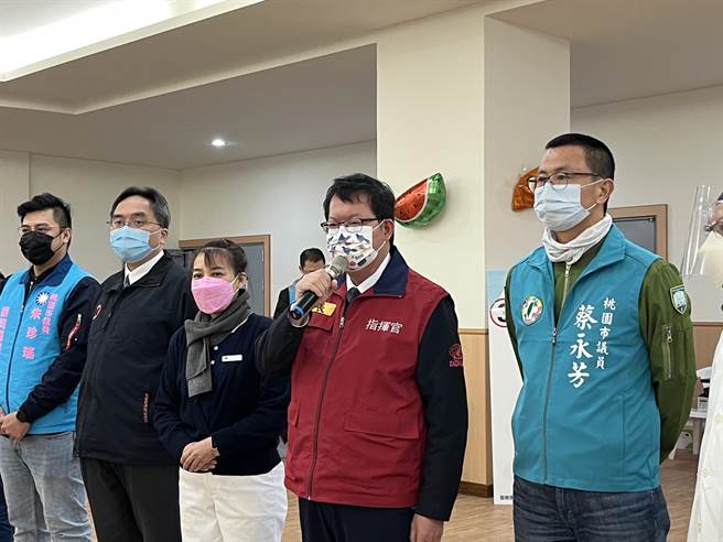 桃园市长郑文灿14日前往慈济八德静思堂社区接种站视察。（陈梦茹摄）