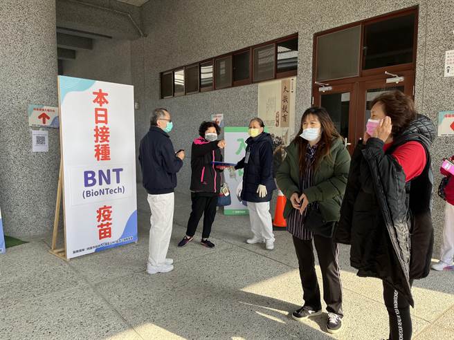 单日打BNT、双日打莫德纳，不过两者相较下，BNT显得相当冷清。（陈梦茹摄）