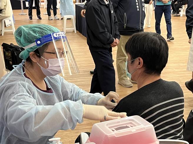 桃园为衝高疫苗覆盖率，自12日起连续5天开设社区疫苗接种站，协助民眾接种疫苗。（陈梦茹摄）