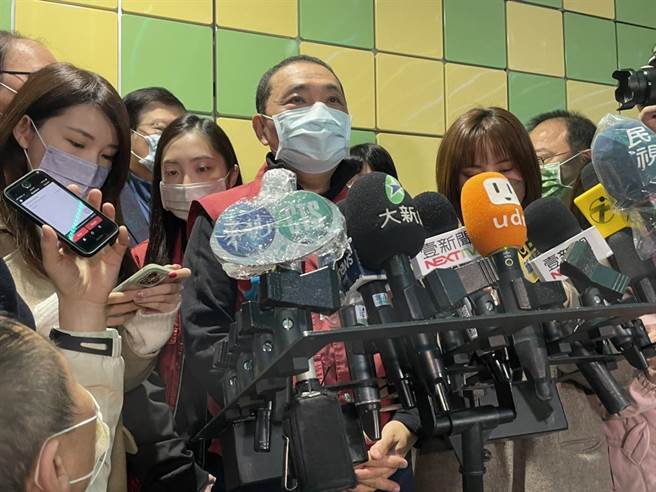 新北市長侯友宜14日上午前往捷運站視察防疫措施。（葉書宏攝）