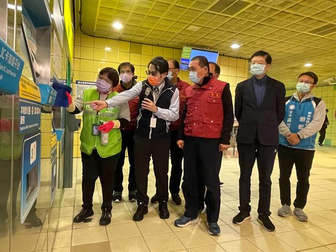 新北市長侯友宜14日上午前往捷運站視察防疫措施。（葉書宏攝）