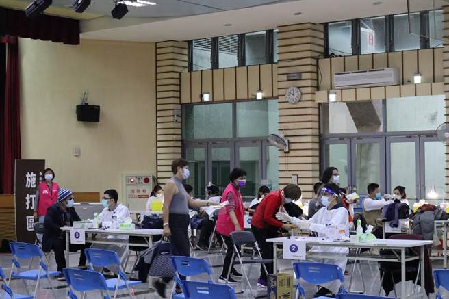 案17630曾在8日到新竹市用餐，當天同時段用餐者、餐廳員工以及9至11日居住新竹市的用餐者，採檢皆為陰性。圖為疫苗施打站。（邱立雅攝）