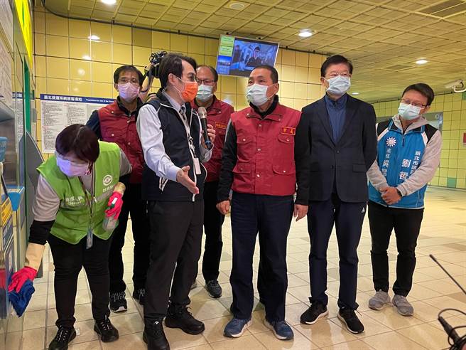 新北市長侯友宜14日上午前往捷運站視察防疫措施。（葉書宏攝）