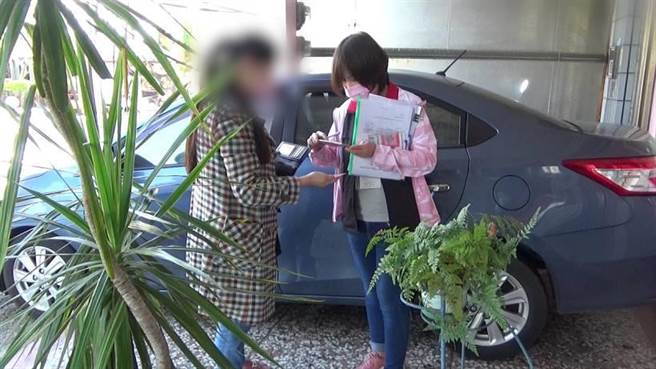 洪女积欠罚款被彰化分署查获，洪女请求再给机会，并答应会补缴分期金额。（行政执行署彰化分署提供／吴敏菁彰化传真）