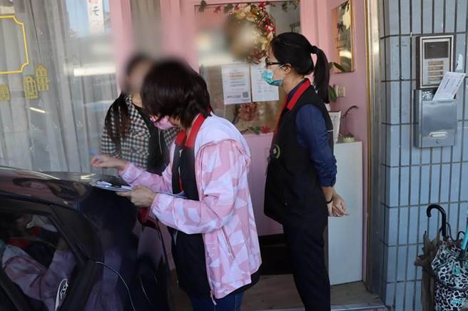 洪女积欠罚款被彰化分署查获，洪女请求再给机会，并答应会补缴分期金额。（行政执行署彰化分署提供／吴敏菁彰化传真）