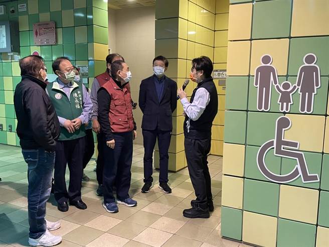 新北市長侯友宜今（14日）前往環狀線大坪林站視察防疫工作。（葉書宏攝）