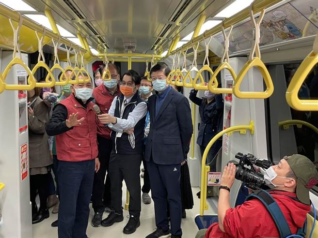 新北市長侯友宜今（14日）前往環狀線大坪林站視察防疫工作。（葉書宏攝）