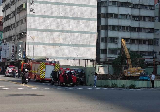 高雄工地施工氣爆，巨響震破玻璃2工人受傷送醫。(翻攝記者爆料網)