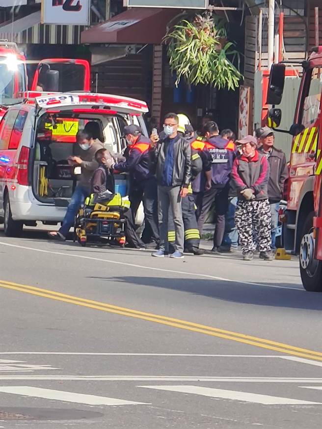 高雄工地施工氣爆，巨響震破玻璃2工人受傷送醫。(翻攝記者爆料網)