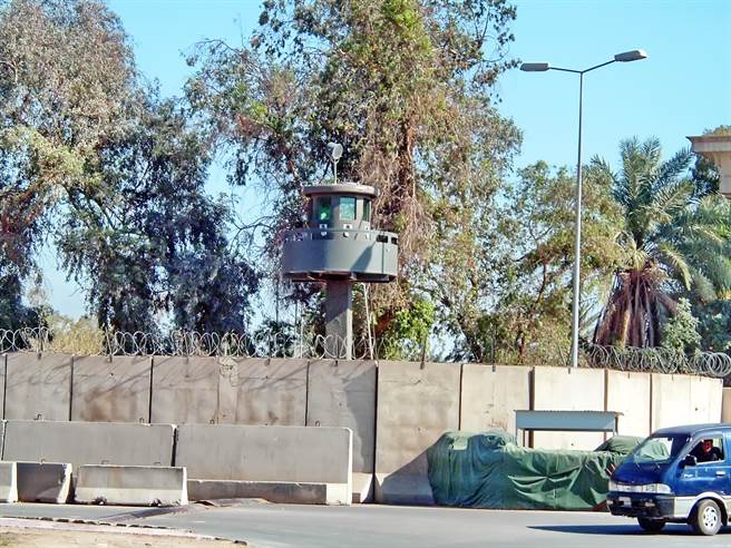 伊拉克首都巴格达遭火箭攻击，其中一枚火箭击中一间学校，另两枚落入美国大使馆庭院。(示意图／shutterstock)