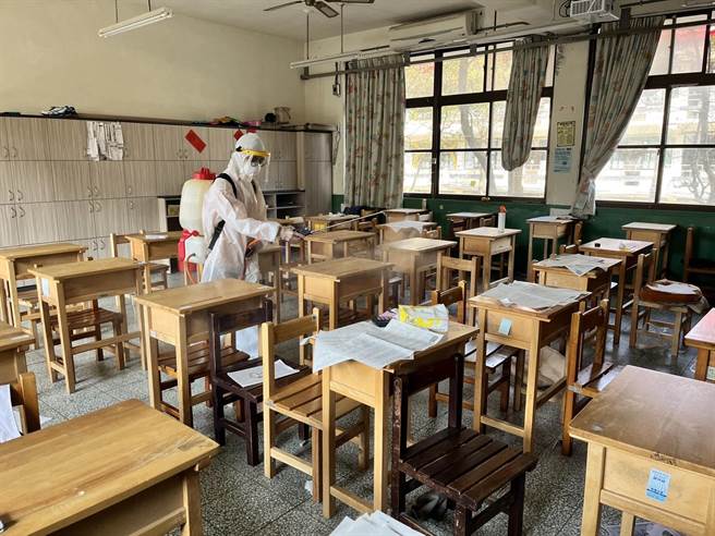 中壢高商學生因接觸確診者，13日晚間確定染疫，學校緊急清消。（校方提供）