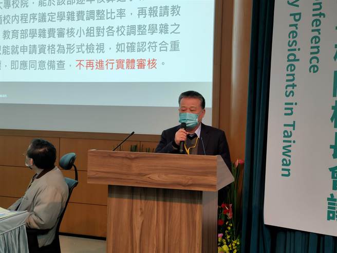 私立大学校院协会理事长、世新大学校长吴永乾表示，长期冻涨学杂费已严重紧缩教学资源，损及高等教育品质，建议教育部制定常态性学杂费调整机制，让高教得以均衡发展。(李侑珊摄)