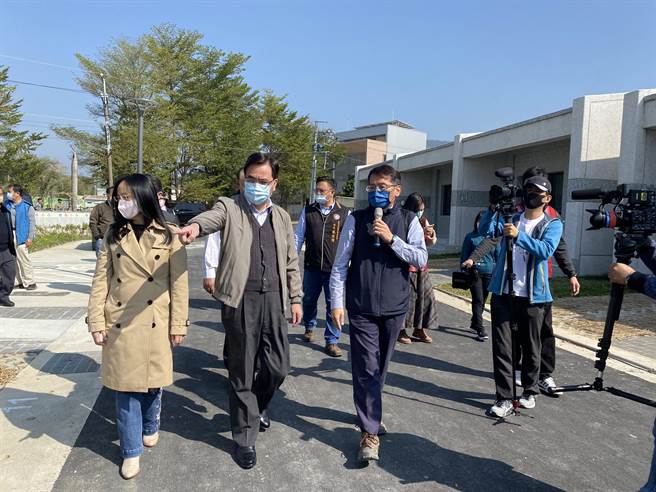原住民族委員會主委夷將‧拔路兒Icyang‧Parod（左2）及立委陳瑩（左1）等人，14日訪視台中市太平區自強新村。（張妍溱攝）