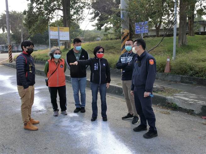 台中市南屯培德路旁疑因車道路面，充斥機油油漬未除，導致輪胎抓地力不足釀禍。（朱暖英服務處提供／盧金足台中傳真）