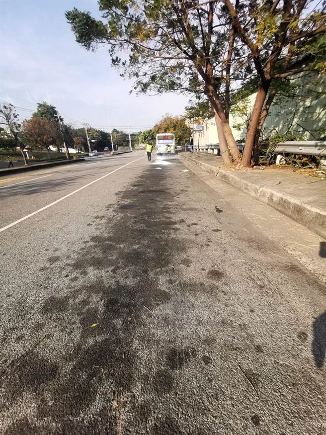 台中市南屯培德路旁疑因車道路面，充斥機油油漬未除，導致輪胎抓地力不足釀禍。（朱暖英服務處提供／盧金足台中傳真）