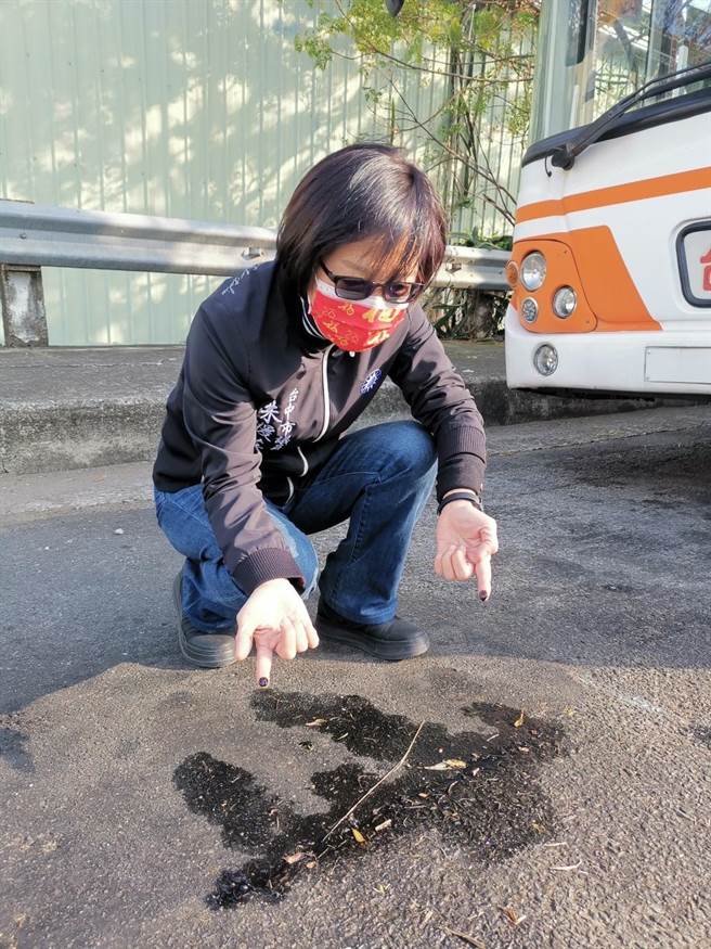 台中市南屯培德路旁疑因車道路面，充斥機油油漬未除，導致輪胎抓地力不足釀禍。（朱暖英服務處提供／盧金足台中傳真）