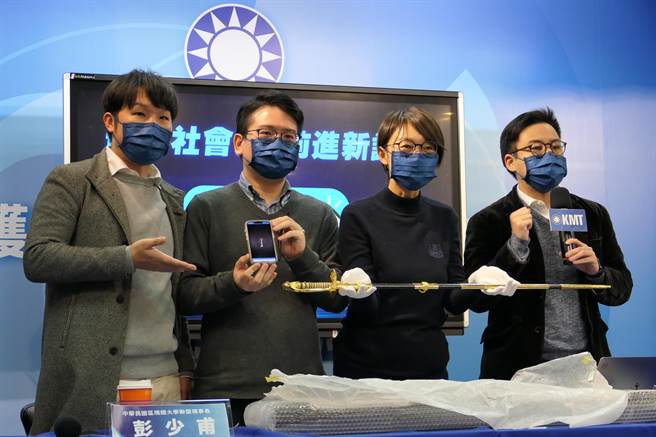 国民党今天举行「百年传统全新感受　党史活化NFT大公开」记者会，由文传会副主委、党史馆主任林家兴主持，包括立委吴怡玎、区块链大学联盟理事长彭少甫、副理事长杜若宇等人出席。（赵婉淳摄）