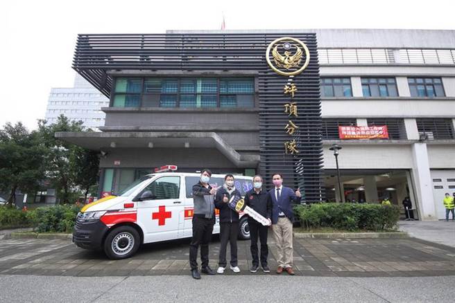 （富宇建设再度捐出救护车给桃园市政府消防局坪顶分队，盼能守护「家」的美好。图/富宇）
