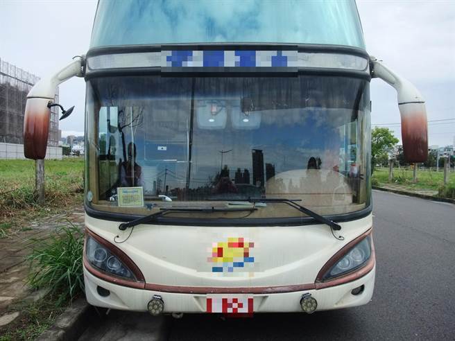 罗姓男子的游览车遭查封后，他才终于出面与行政执行署洽谈分期缴付费用相关事宜。(行政执行署中区分署提供／林欣仪台中传真)