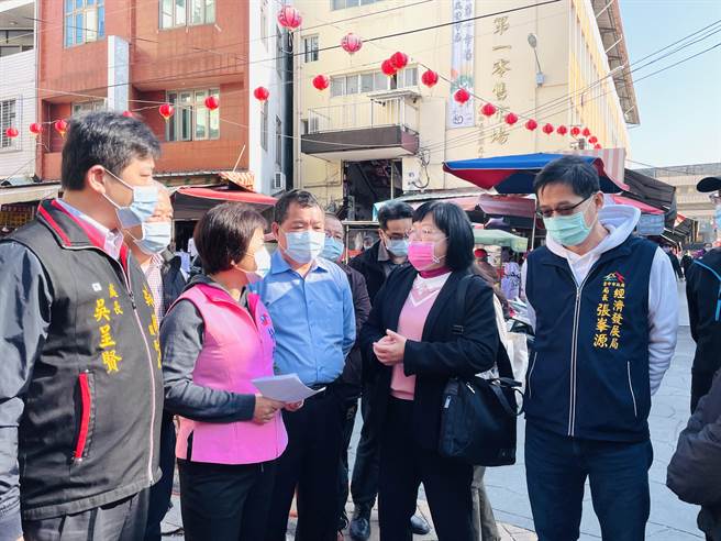 台中市大雅第一公有零售市場啟用將近半世紀，立委楊瓊瓔（左二）、台中市議員吳顯森（左三）爭取異地改建，經濟部中部辦公室同意補助400萬元規劃費。（王文吉攝）