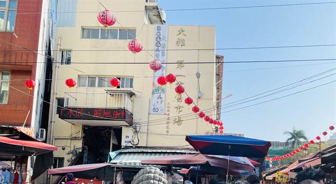 大雅第一公有零售於1976年啟用，建物老舊、通道狹窄，地方建議遷建大雅鄉公所舊址。（王文吉攝）