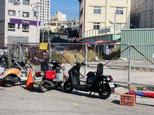 立委楊瓊瓔及台中市議員吳顯森建議大雅第一公有零售市場遷建大雅鄉公所舊址。（王文吉攝）