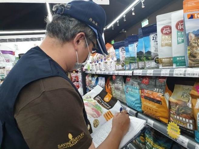 动保处至宠物店家稽查市售宠物食品标示。（动保处提供／杨亚璇台北传真）