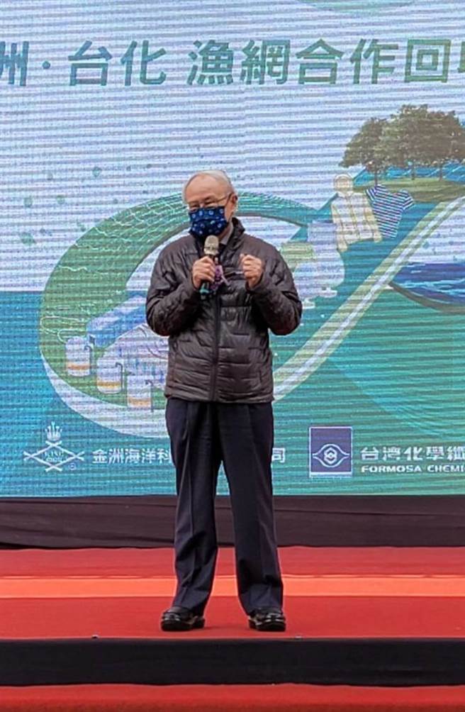  扩大海废等耐隆6回收再利用范围，台化董事长洪福源表示，在加速产能持续扩充下，第一阶段台化在台湾与越南等地，将在今年第四季将回收产制量提升至月产1250吨，占总量的12％，三年后将再提升至17％，来到1750吨。(王莫昀摄)