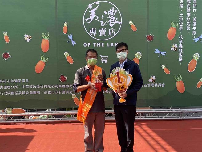 美濃橙蜜香番茄經一番激烈競爭後，專家評鑑後，由農友唐璽鈞贏得冠軍，由市長陳其邁頒獎表揚。（林雅惠攝）