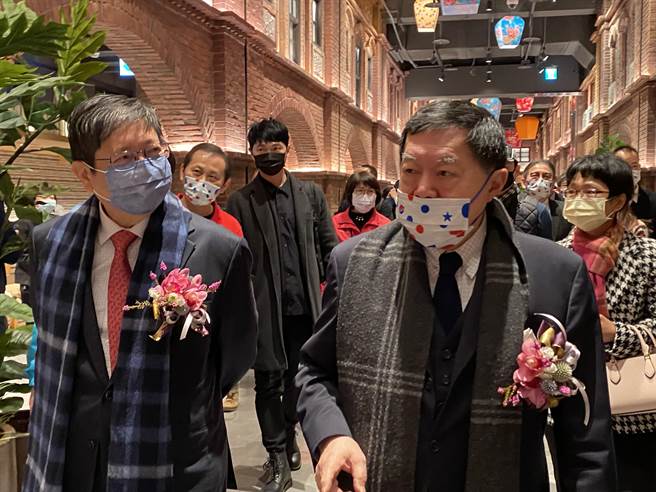 远百竹北店今举办试营运，远东集团董事长徐旭东(右)、新竹县长杨文科(左)于百货商场内巡视，中午12点准时开箱、迎接宾客。(洪凯音摄影)
