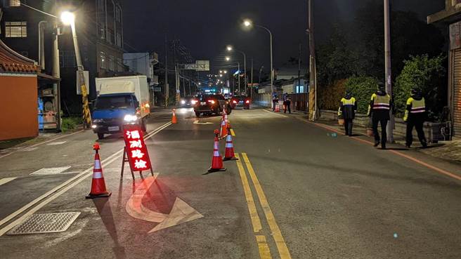桃園市蘆竹警分局13日深夜執行取締酒後駕車勤務。（桃園市蘆竹警分局提供／陳夢茹桃園傳真）