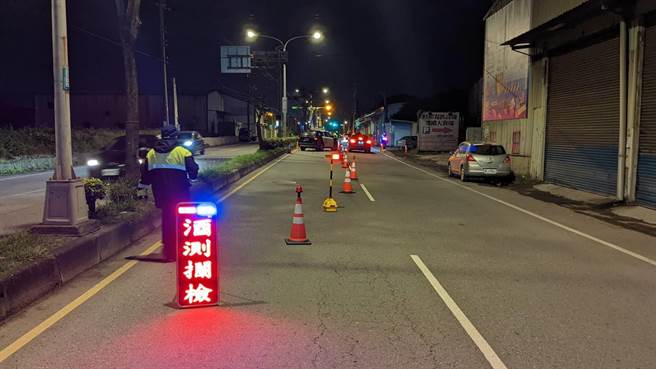桃園有名酒駕男子，因陷入「封閉式道路臨檢」，怎麼開都繞不出去被警察逮住。（桃園市蘆竹警分局提供／陳夢茹桃園傳真）