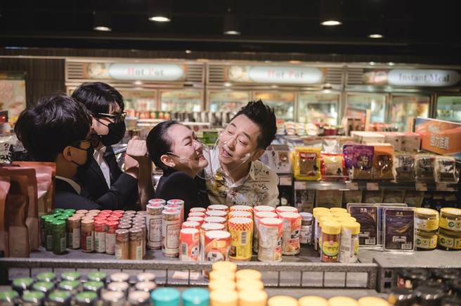 哈林（右）和小S爆笑互动，引发网友热烈讨论。（CATCHPLAY提供）