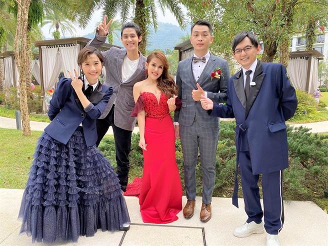 主持人、李玉璽與清大資工所畢業的高材生新人開心合影。（東森綜合台提供）