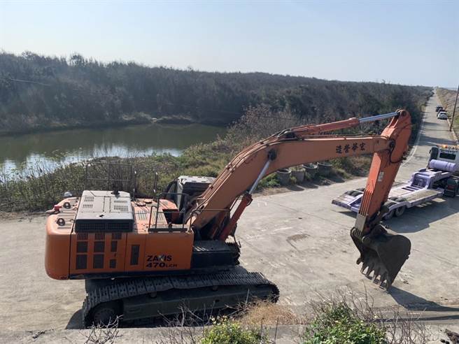 F16v在東石外海失事，黃金72小時將到，今天下午已有大型機具怪手進場待命。（呂妍庭攝）