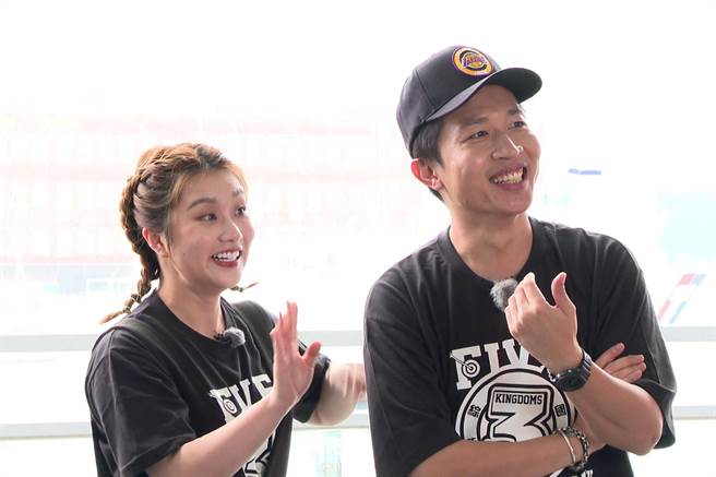 張立東在焦凡凡面前賣力模仿男友婁峻碩。（台視提供）