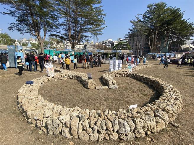 澎湖湖東社區發展協會把石滬搬到台南。(曹婷婷攝)