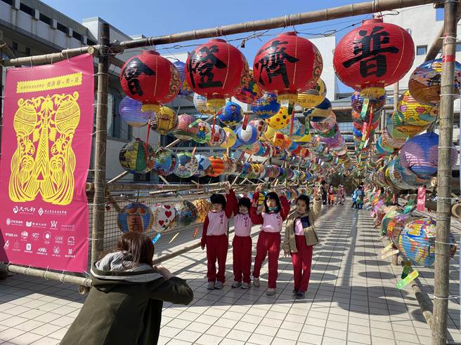 普濟燈會吸引大小朋友拍照。(曹婷婷攝)
