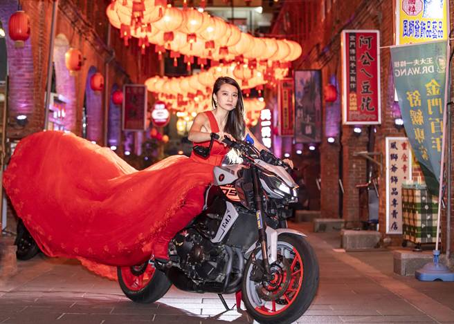 金門最著名的老街「模範街」以大紅燈籠迤邐串連，營造春節洋洋喜氣。（金城鎮公所提供）