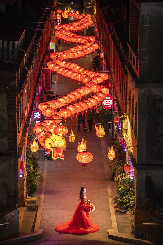 金門最著名的老街「模範街」騰空出現大紅燈籠串連搖曳的巨龍，洋洋喜氣迤邐穿越街道。（金城鎮公所提供）