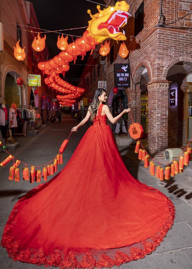 「飛龍在天」的磅礡氣勢吸引遊客流連，讓這條始建於1924年，以繁複拱圈表現次序美感的紅磚街，成為後浦觀光小城最火紅的打卡熱點。（金城鎮公所提供）