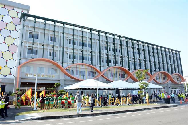 看好屏东农业生物科技园区未来成长动能，园区内首间商旅14日正式启动营运。（林和生摄）