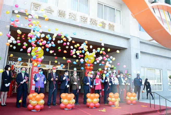 看好屏东农业生物科技园区未来成长动能，园区内首间商旅14日正式剪彩营运。（林和生摄）