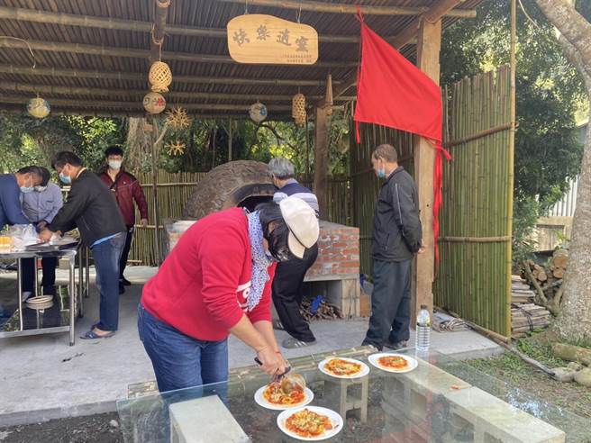 社区规画师与嘉义县中埔乡石硦村藤寮社区共同合作，盖了一座「窑」，社区举行开窑仪式，用在地食材做窑烤pizza。（张亦惠摄）
