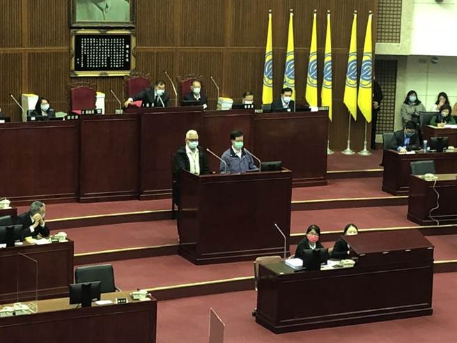 联合医院总院长黄胜坚今于议会答询时指出病人关排气系统发生在仁爱院区，且卫生局长黄世杰当场才知道，遭议员批评太离谱。（杨亚璇摄）